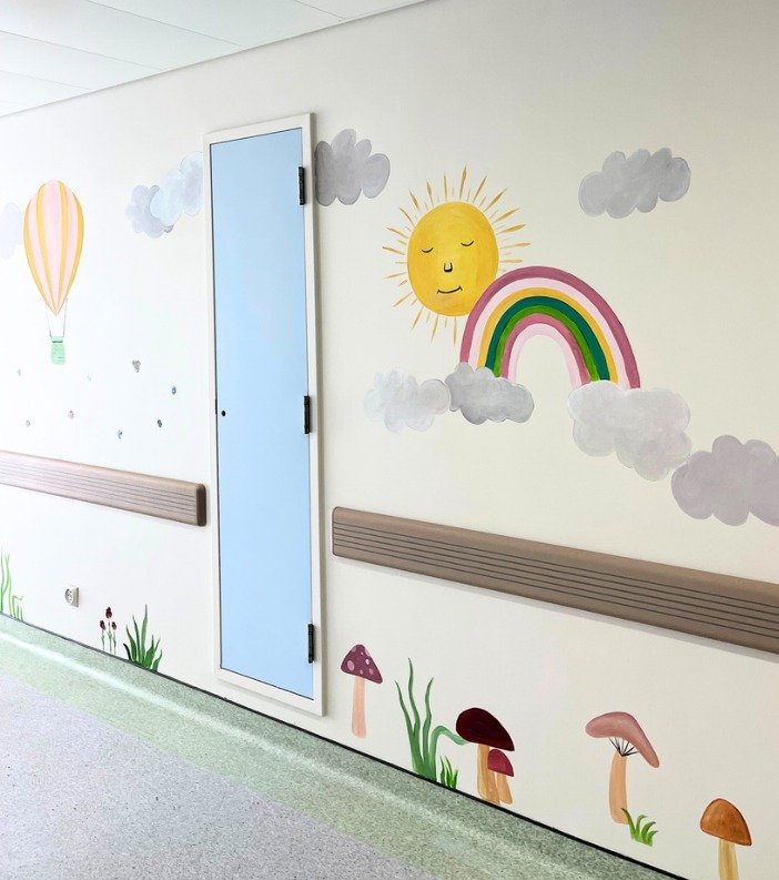 Sun and rainbow mural hand-painted in a hospital pediatric ward – Hôtel-Dieu Hospital